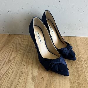 Nina New York Navy Blue Bow Satin Fabric Pointed Toe Pump Heels Size 7.5M formal